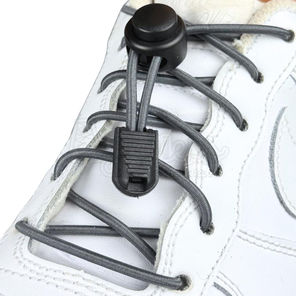 Elastische veters zonder strikken rond 3mm lock sluiting donkergrijs geregen in witte Nike Air Force 1