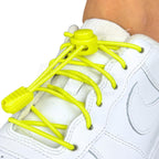 Elastische veters zonder strikken rond 3mm lock sluiting fluorescerend geel geregen in witte Nike Air Force 1