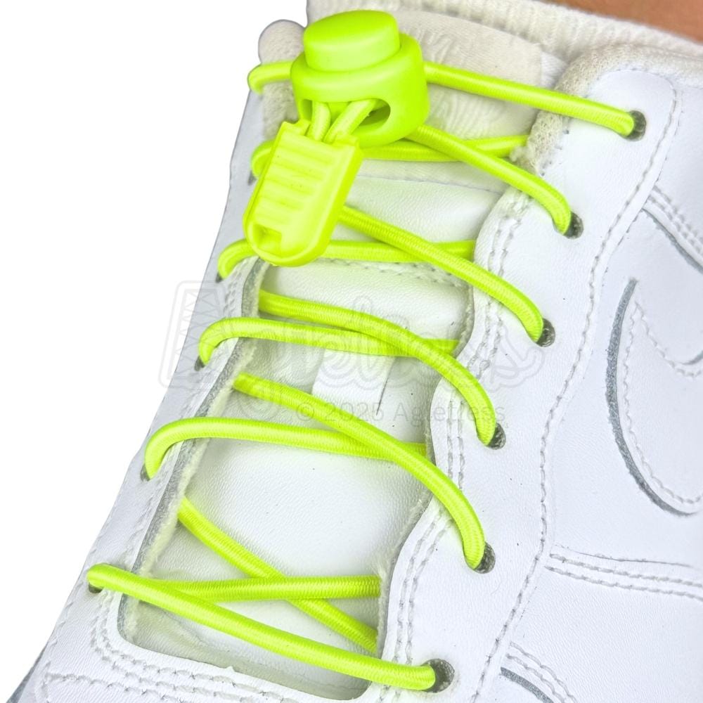 Elastische veters zonder strikken rond 3mm lock sluiting fluorescerend groen geregen in witte Nike Air Force 1