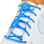 Elastische veters zonder strikken rond 3mm lock sluiting lichtblauw geregen in witte Nike Air Force 1