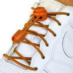 Elastische veters zonder strikken rond 3mm lock sluiting lichtbruin geregen in witte Nike Air Force 1