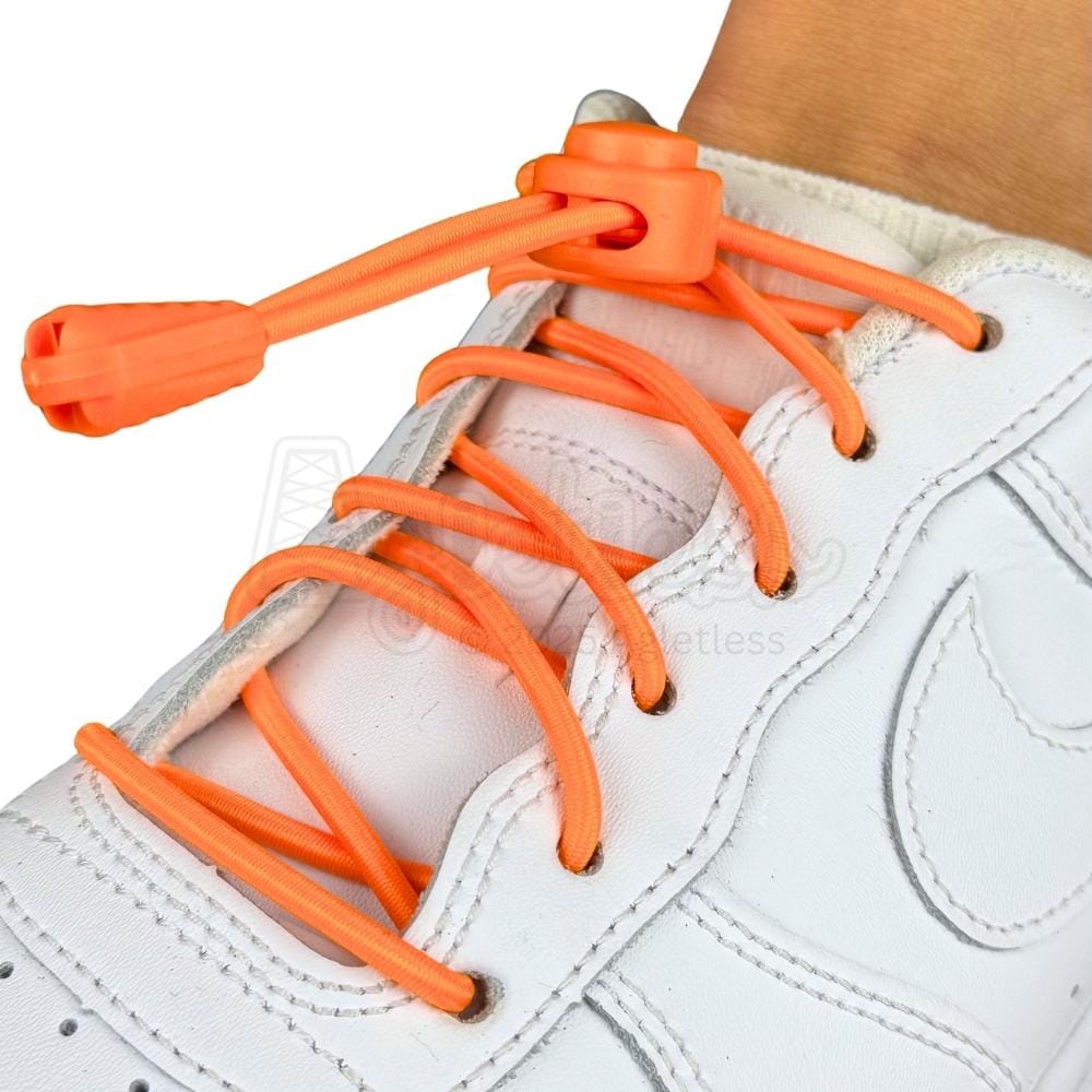Elastische veters zonder strikken rond 3mm lock sluiting oranje geregen in witte Nike Air Force 1
