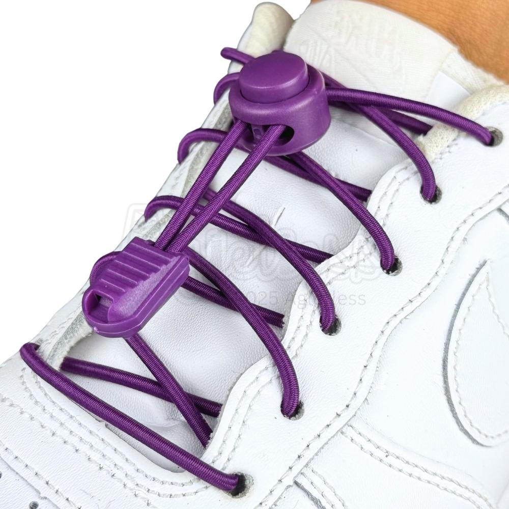 Elastische veters zonder strikken rond 3mm lock sluiting paars geregen in witte Nike Air Force 1