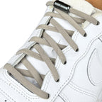 Elastische veters zonder strikken rond 5mm capsule sluiting grijs geregen in witte Nike Air Force 1