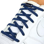 Elastische veters zonder strikken rond 5mm capsule sluiting marineblauw geregen in witte Nike Air Force 1