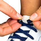 Elastische veters zonder strikken rond 5mm capsule sluiting marineblauw detailfoto van hoe de sluiting werkt