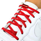 Elastische veters zonder strikken rond 5mm capsule sluiting rood geregen in witte Nike Air Force 1