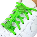 Elastische veters zonder strikken rond 5mm lock sluiting groen geregen in witte Nike Air Force 1