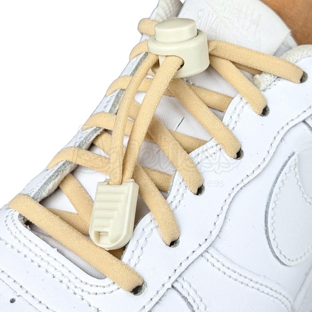 Elastische veters zonder strikken rond 5mm lock sluiting khaki geregen in witte Nike Air Force 1