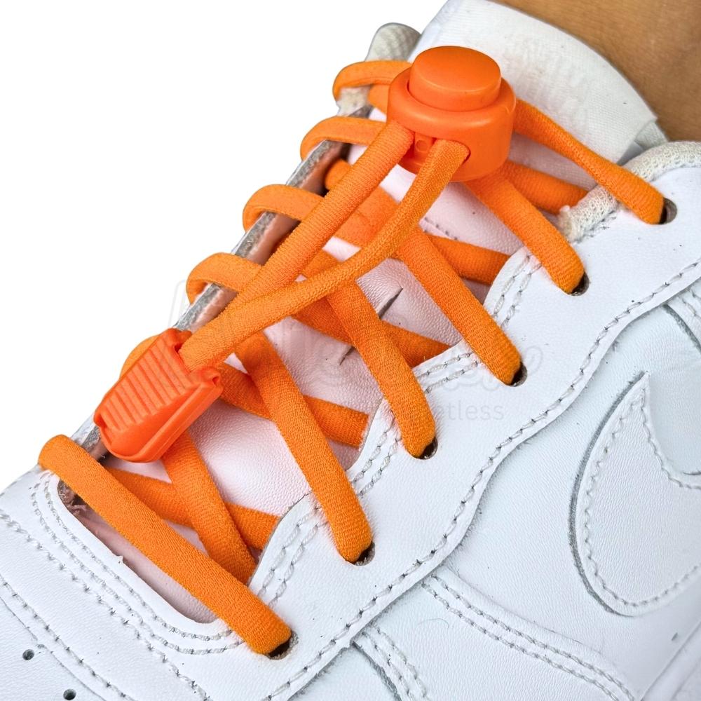 Elastische veters zonder strikken rond 5mm lock sluiting oranje geregen in witte Nike Air Force 1