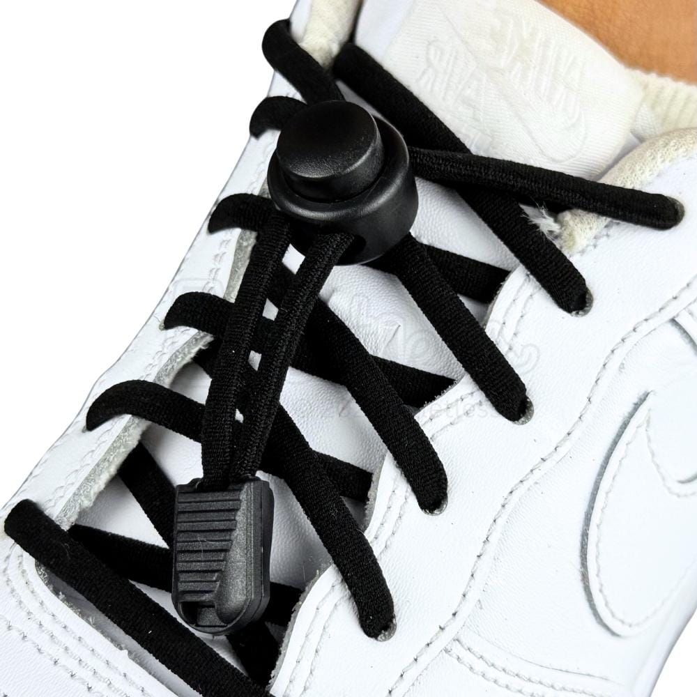 Elastische veters zonder strikken rond 5mm lock sluiting zwart geregen in witte Nike Air Force 1