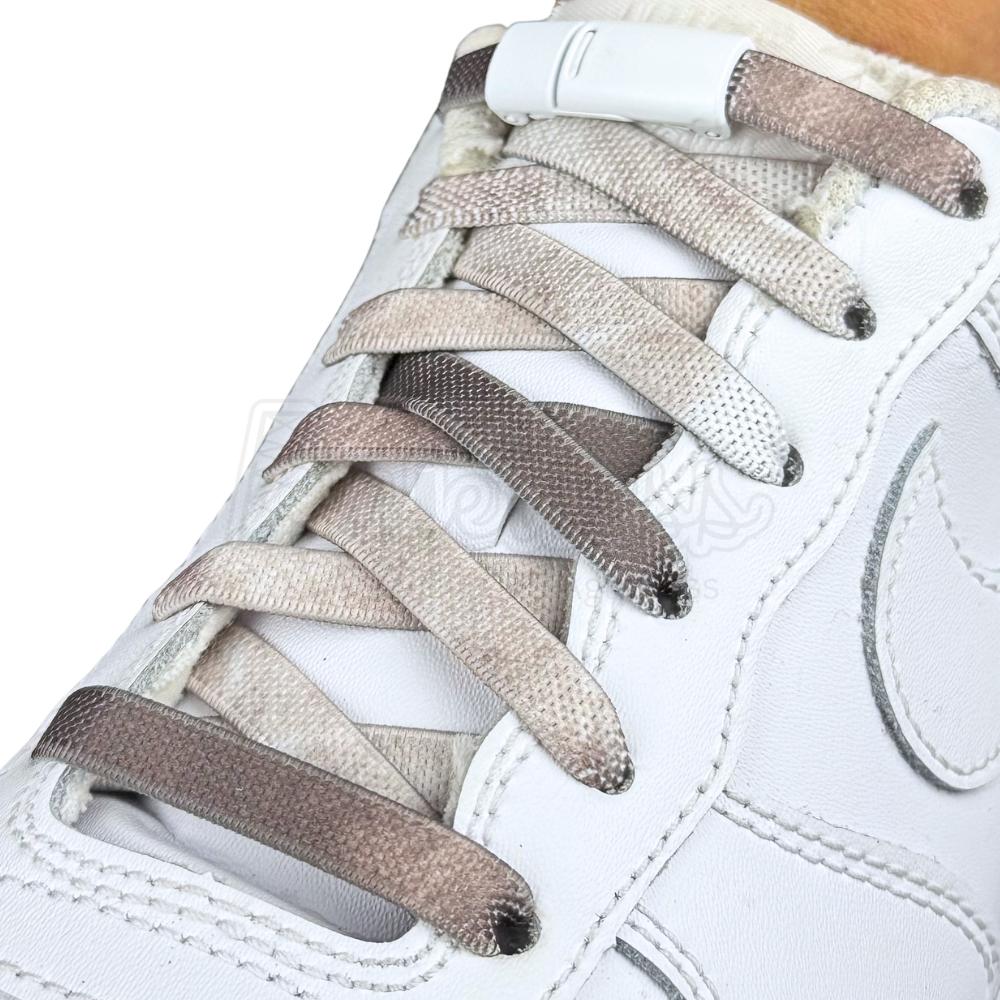 Elastische veters zonder strikken tie-dye 9mm magnetische sluiting bruin geregen in witte Nike Air Force 1