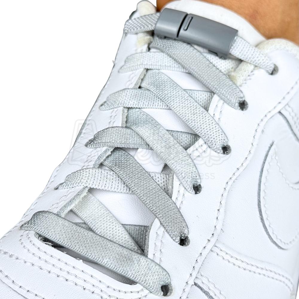 Elastische veters zonder strikken tie-dye 9mm magnetische sluiting grijs geregen in witte Nike Air Force 1