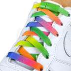 Elastische veters zonder strikken tie-dye 9mm magnetische sluiting groen regenboog geregen in witte Nike Air Force 1