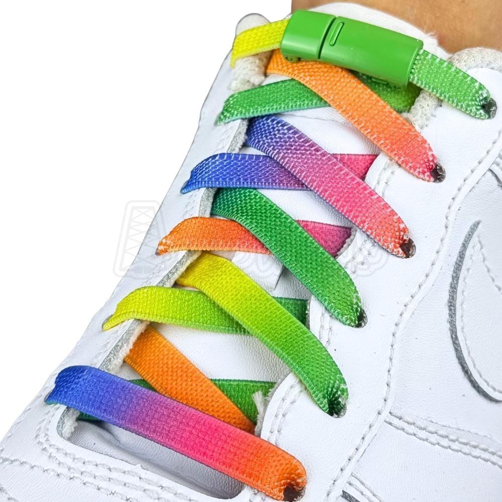 Elastische veters zonder strikken tie-dye 9mm magnetische sluiting groen regenboog geregen in witte Nike Air Force 1