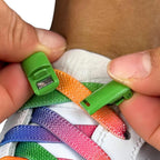 Elastische veters zonder strikken tie-dye 9mm magnetische sluiting groen regenboog detailfoto van hoe de sluiting werkt