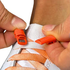 Elastische veters zonder strikken tie-dye 9mm magnetische sluiting oranje detailfoto van hoe de sluiting werkt