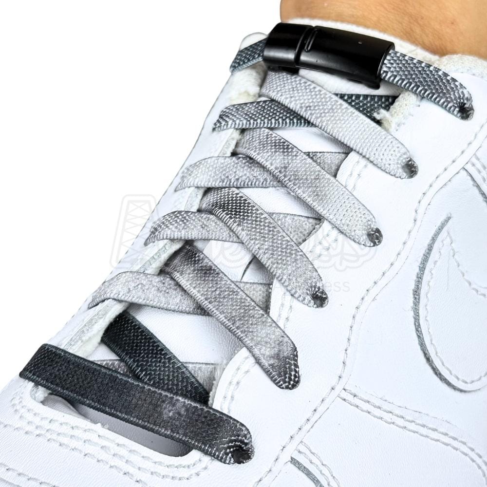 Elastische veters zonder strikken tie-dye 9mm magnetische sluiting zwart wit geregen in witte Nike Air Force 1