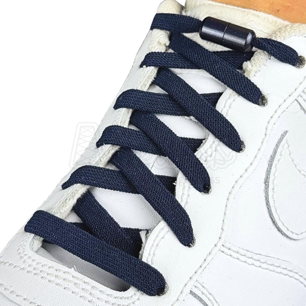 Elastische veters zonder strikken vintage 8mm capsule sluiting marineblauw geregen in witte Nike Air Force 1