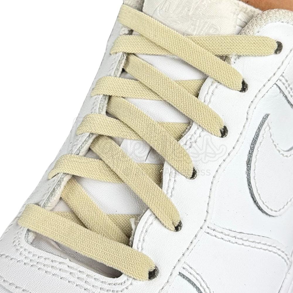 Elastische veters zonder strikken vintage 8mm onzichtbare clipjes beige geregen in witte Nike Air Force 1