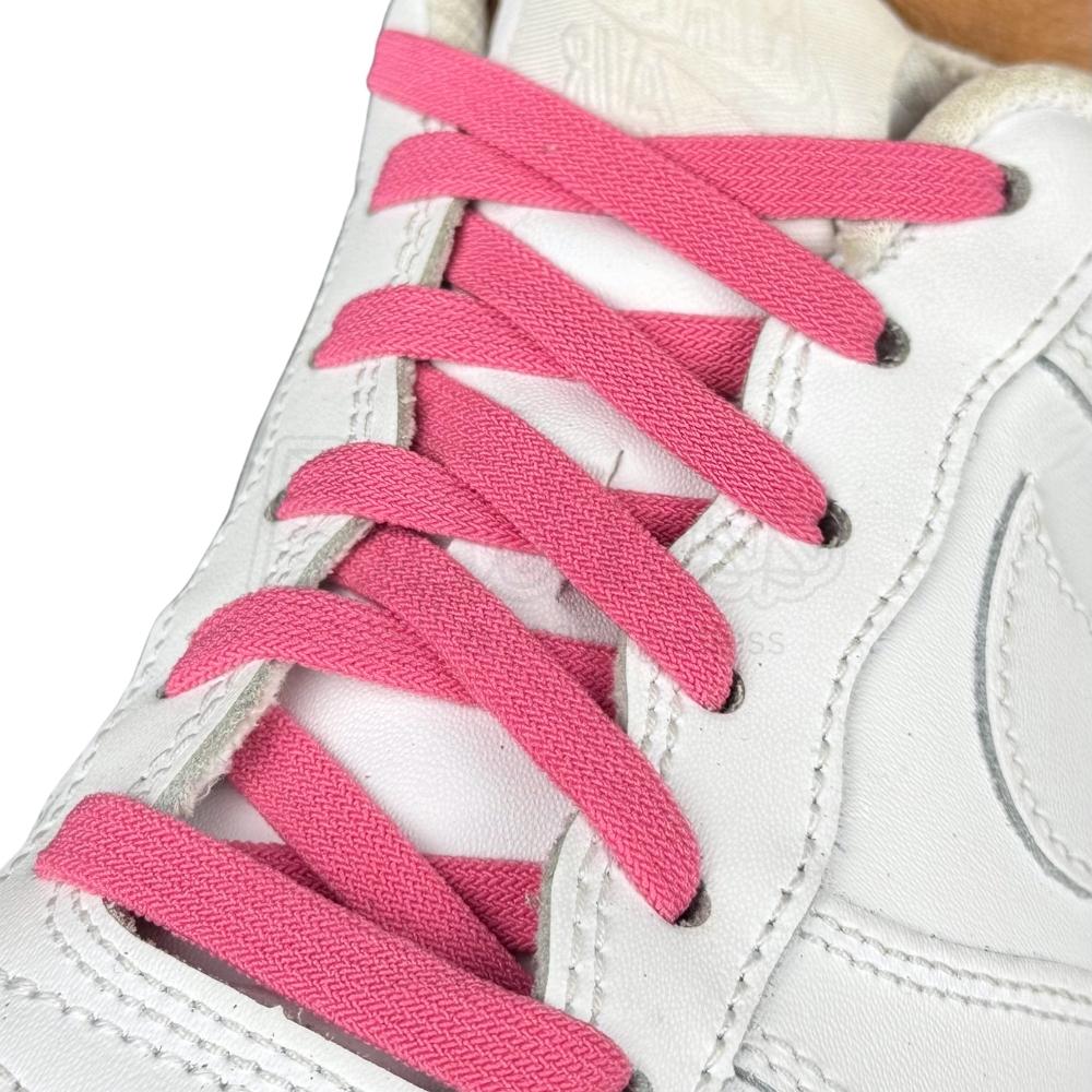 Elastische veters zonder strikken vintage 8mm onzichtbare clipjes fuchsia geregen in witte Nike Air Force 1