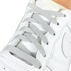 Elastische veters zonder strikken vintage 8mm onzichtbare clipjes grijs geregen in witte Nike Air Force 1