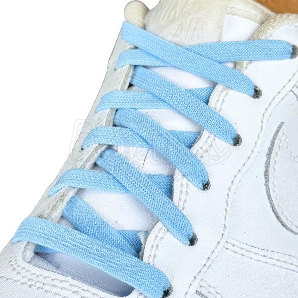 Elastische veters zonder strikken vintage 8mm onzichtbare clipjes lichtblauw geregen in witte Nike Air Force 1