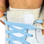 Elastische veters zonder strikken vintage 8mm onzichtbare clipjes lichtblauw detailfoto van hoe de sluiting werkt