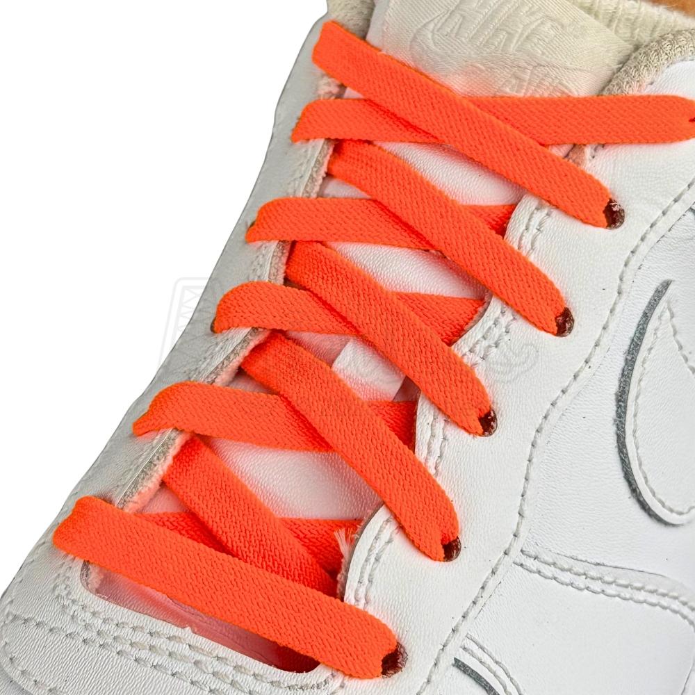 Elastische veters zonder strikken vintage 8mm onzichtbare clipjes oranje geregen in witte Nike Air Force 1