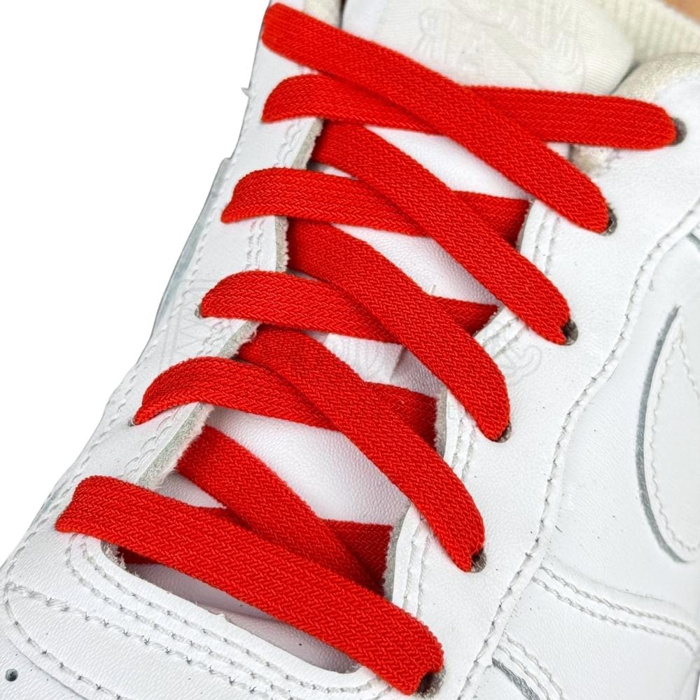 Elastische veters zonder strikken vintage 8mm onzichtbare clipjes rood geregen in witte Nike Air Force 1