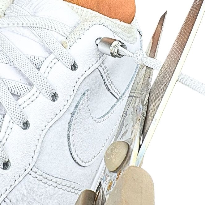 Hoe werken elastische veters met capsule snelsluiting stap 2 witte elastische veters in nike sneakers